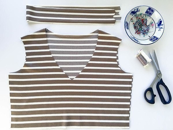 V-образный ворот на трикотажных изделиях