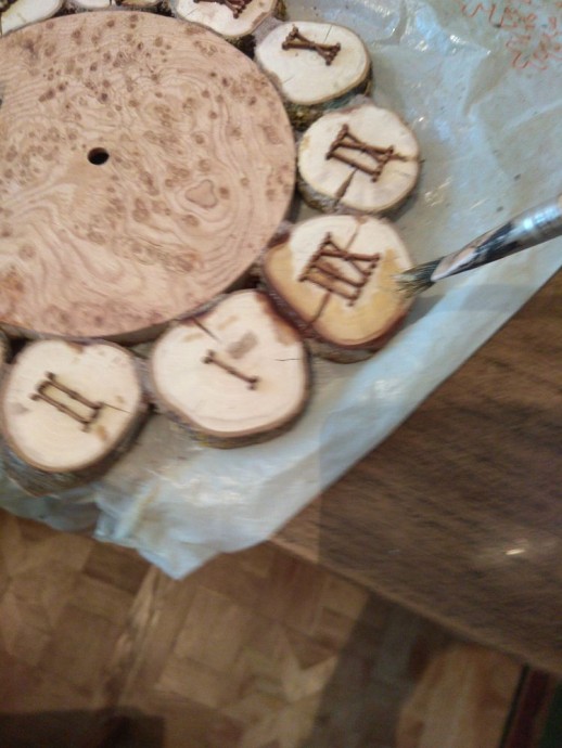 ​Делаем оригинальные деревянные часы из спилов: часть 7