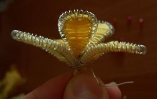 ​Цветок из проволоки и ниток мулине в технике ганутель: часть 3