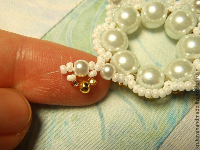 Делаем милого ангелочка из бисера: часть 2