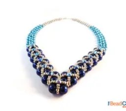 ​Колье "Уголок" с синими бусинами и бисерной сеткой