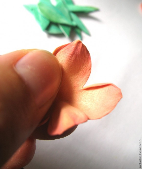 Декорируем свечу для семейного очага с цветами из фоамирана: часть 2