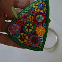 Делаем яркую фетровую брошку