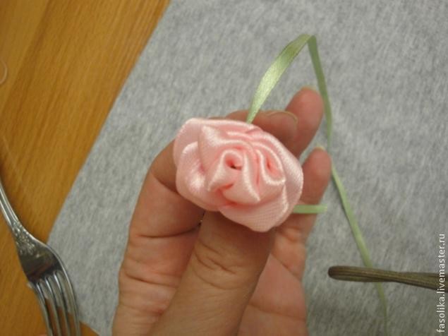 Розочка из атласной ленты за 1 минуту: часть 2 Розочка из атласной ленты за 1 минуту: часть 2