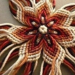 Цветок из остатков пряжи