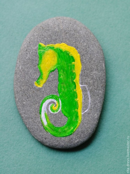 Рисуем яркого морского конька акриловыми красками на камне Рисуем яркого морского конька акриловыми красками на камне