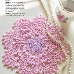 Розово-фиолетовая салфетка крючком