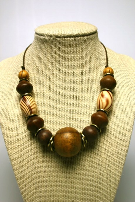​Колье из деревянных бусин