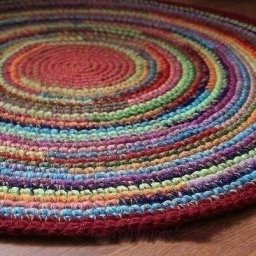 ​Коврик из ненужных вещей и остатков пряжи