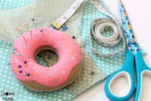 ​Сладкий пончик в виде игольницы