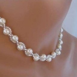 Стильное колье из жемчуга и бисера