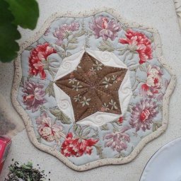 ​Сидушка на стул в технике пэчворк