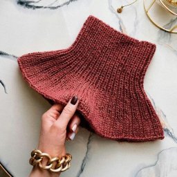 ​Тёплая манишка спицами