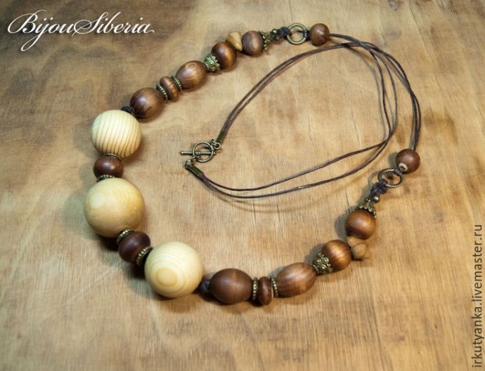 ​Колье из деревянных бусин