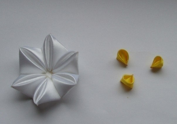 Нарциссы из атласных лент