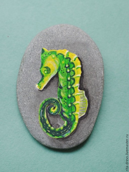 Рисуем яркого морского конька акриловыми красками на камне Рисуем яркого морского конька акриловыми красками на камне