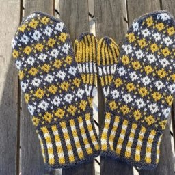 ​Трехцветные варежки жаккардовым узором