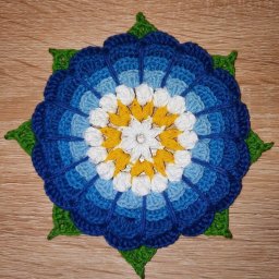 Большой вязаный цветок