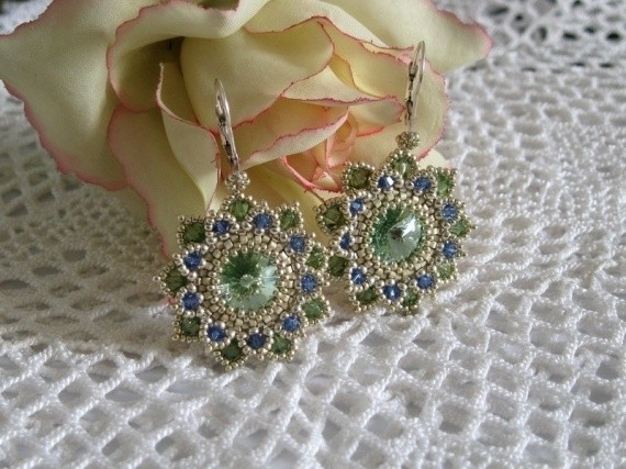 Новогодние украшения с двухъярусными цветами