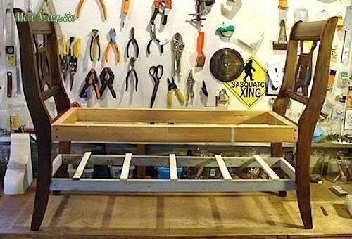 ​Скамейка из старых стульев