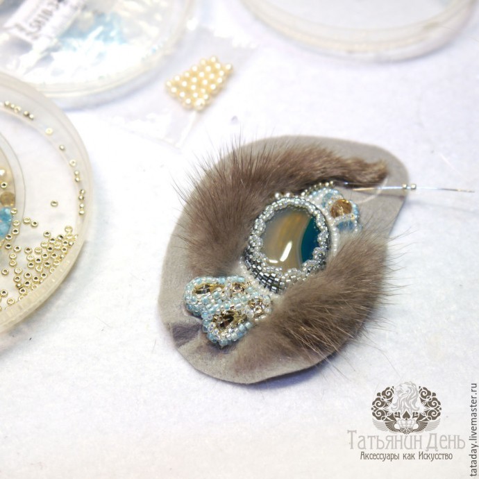 ​Создаем шикарную зимнюю брошь с мехом: часть 2