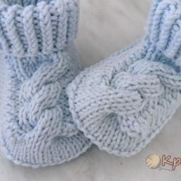 ​Вяжем уютные пинетки с косами для малыша