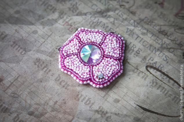 ​Вышивка бисером кулона в виде простого цветка: часть 2