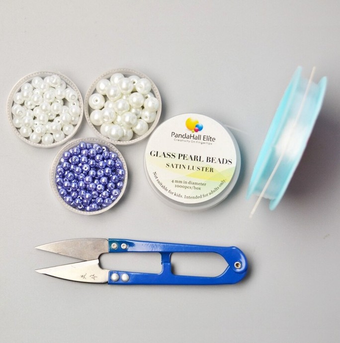 ​Двухцветное колье из бисера