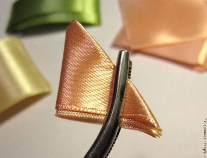 Канзаши: создаем резиночку для волос с нуля, часть 2 Канзаши: создаем резиночку для волос с нуля, часть 2