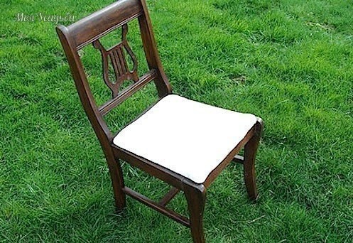 ​Скамейка из старых стульев