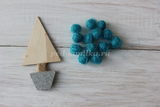 Ёлочка магнит на холодильник из сизаля