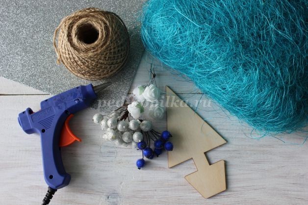 Ёлочка магнит на холодильник из сизаля