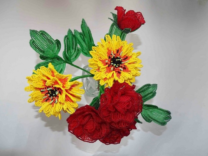 Цветочная композиция из бисера и рубки