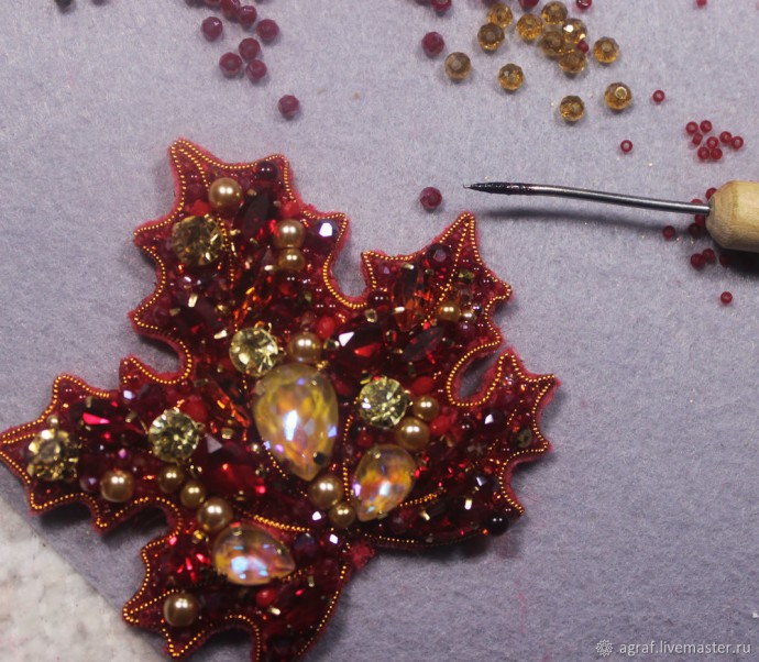 Брошь "Кленовый листочек" Брошь "Кленовый листочек"