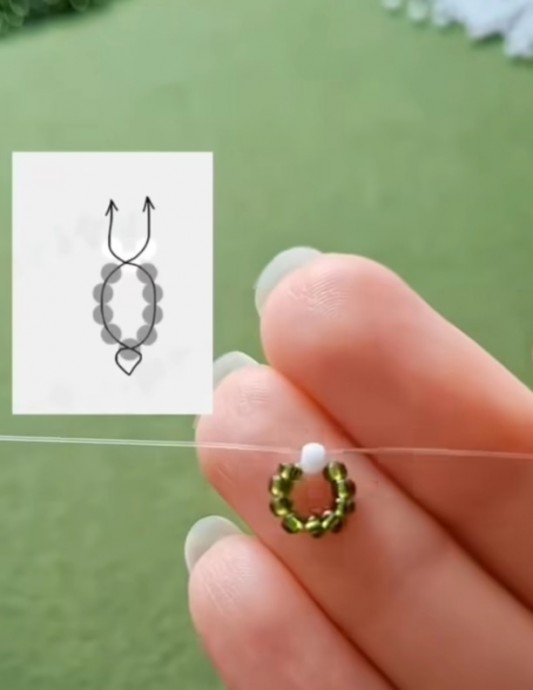 ​Простой цветок из бисера