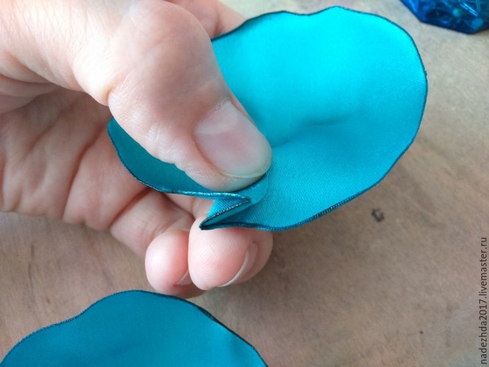 Создаем брошь-цветок из эластичного атласа: часть 1