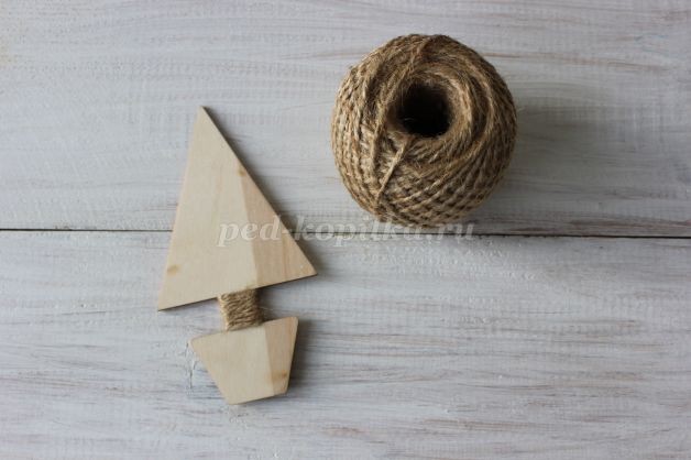 Ёлочка магнит на холодильник из сизаля