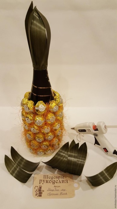 Делаем композицию "Ананас" из конфет: часть 2