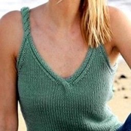 ​Топ с V-образной горловиной и косами в отделке спицами