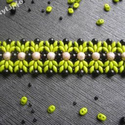 Яркий браслет из бисера и бусин: мастер-класс