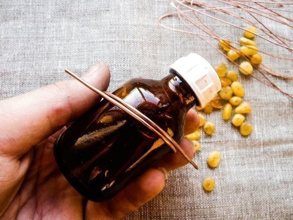 Подвеска из проволоки и камней