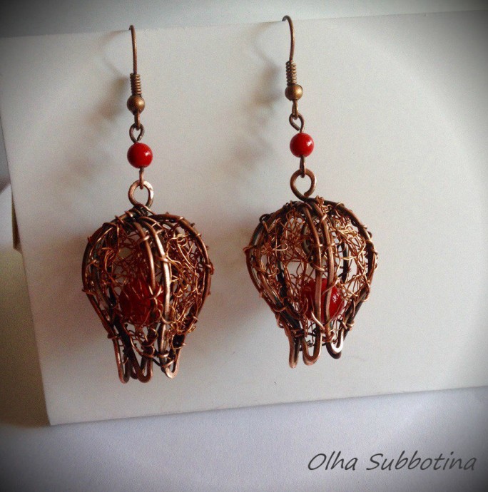 Процесс создания физалисов из медной проволоки