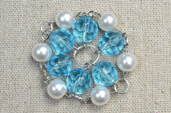 Интересный кулон в голубой гамме