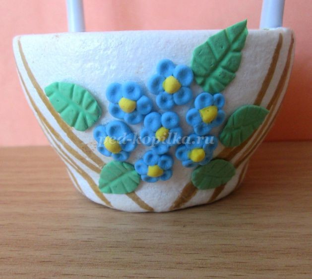 Корзинка с незабудками в технике лепки из опилок: часть 3