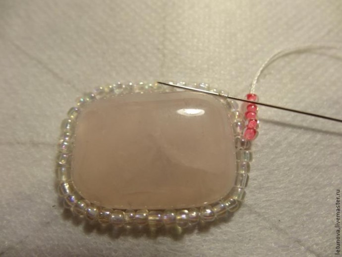 ​Брошь из бисера и лент: часть 1