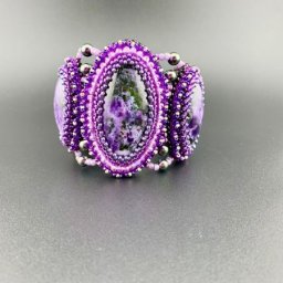 Создаём браслет из бисера и камней чароита: часть 1