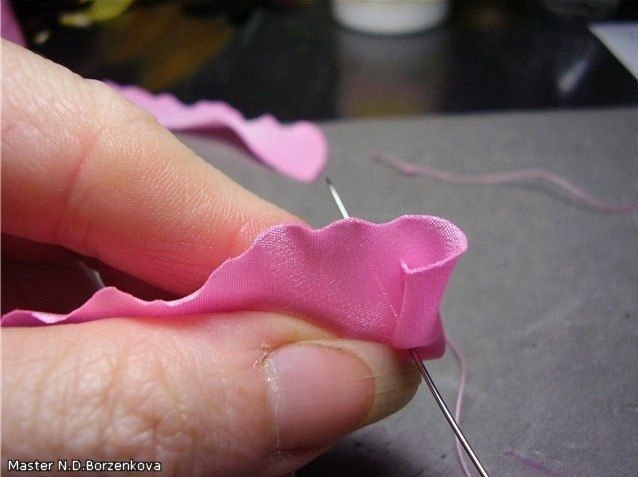 Милая розочка из плотного шелка Милая розочка из плотного шелка