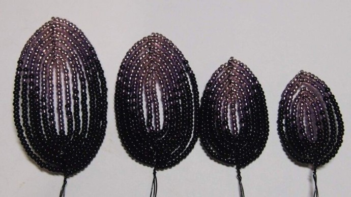 Цветочная композиция из бисера в темных тонах