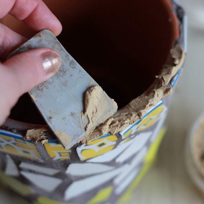 Декор цветочного горшочка мозаикой из битой посуды: часть 4 Декор цветочного горшочка мозаикой из битой посуды: часть 4