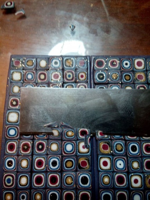 Создаем стильные серьги из полимерной глины с квадратными узорами: часть 1